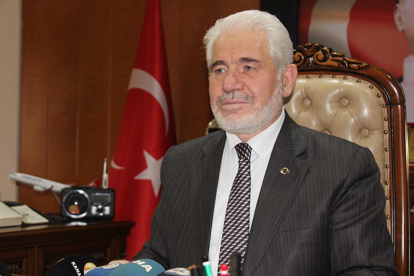 "Tabureler üzerinde namaz kılmak camilerin siluetine uymuyor" "Tabureler üzerinde namaz kılmak camilerin siluetine uymuyor"